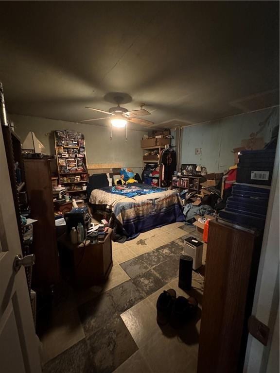 bedroom with ceiling fan