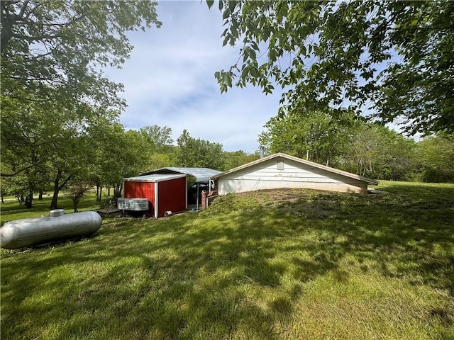 view of yard featuring an outdoor structure