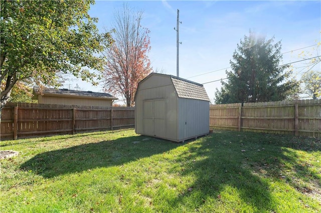 view of yard featuring a storage shed