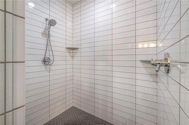 bathroom featuring a tile shower