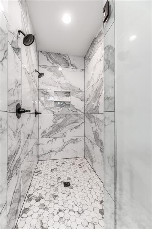 bathroom featuring tiled shower