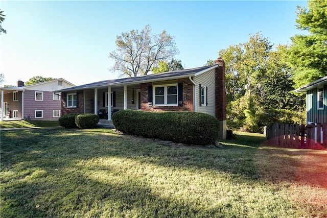 view of front facade featuring covered porch and a front yard