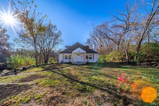 cape cod-style house with a front yard