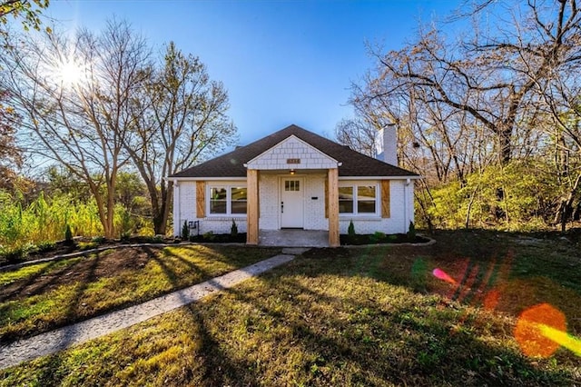 view of front of house featuring a front lawn