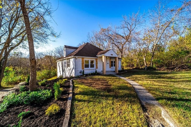 view of front facade with a front lawn