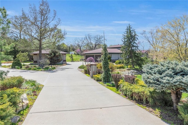 32225 W 88th St, De Soto, KS 66018 - surrounding community featuring driveway