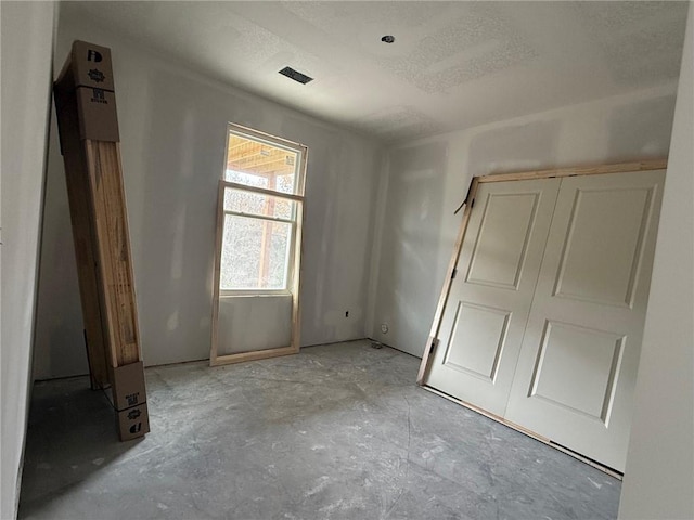 spare room featuring a textured ceiling