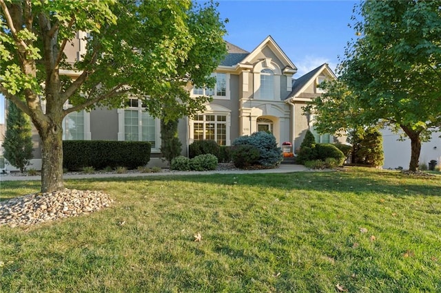 view of front facade featuring a front lawn