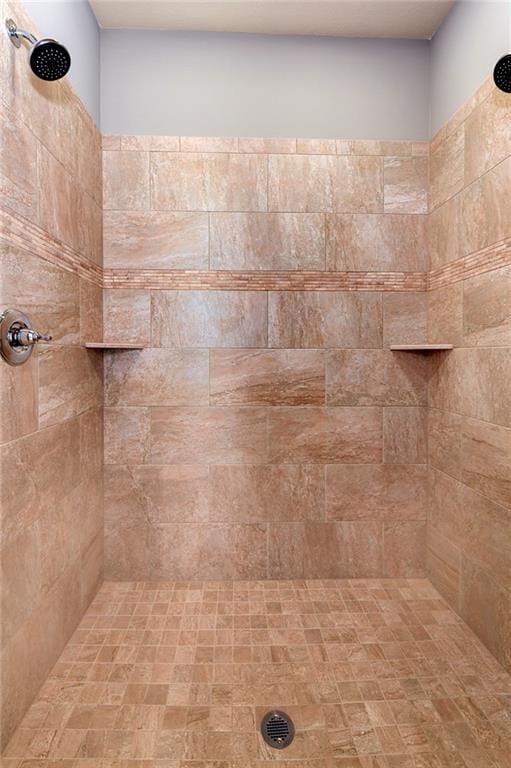 bathroom featuring tiled shower