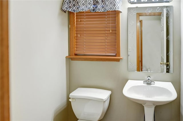 bathroom featuring toilet and sink