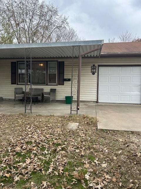 view of front facade with a garage