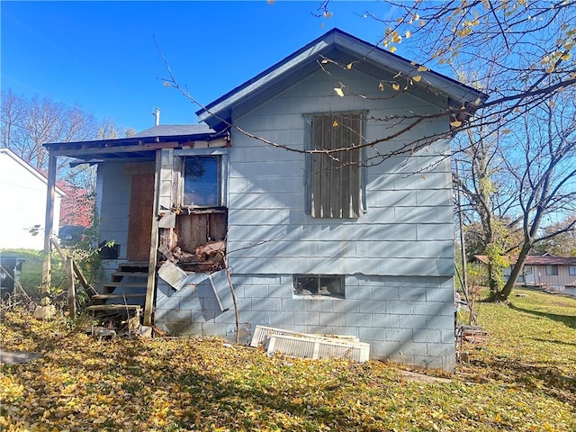 view of side of property featuring a lawn