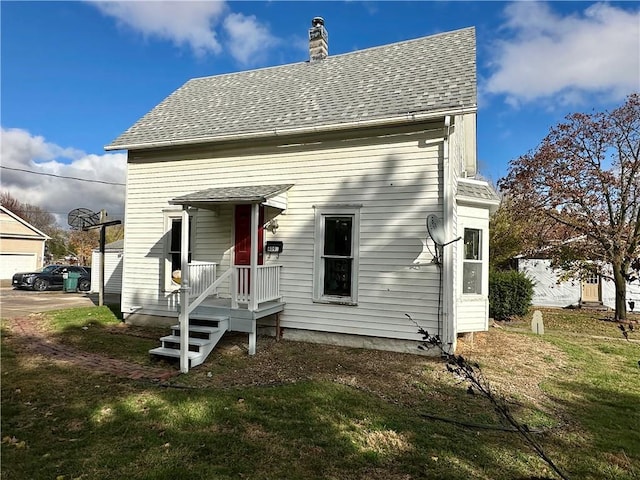 view of front of house with a front lawn