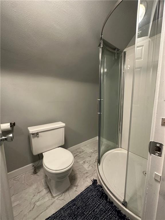 bathroom with a shower with shower door, a textured ceiling, and toilet