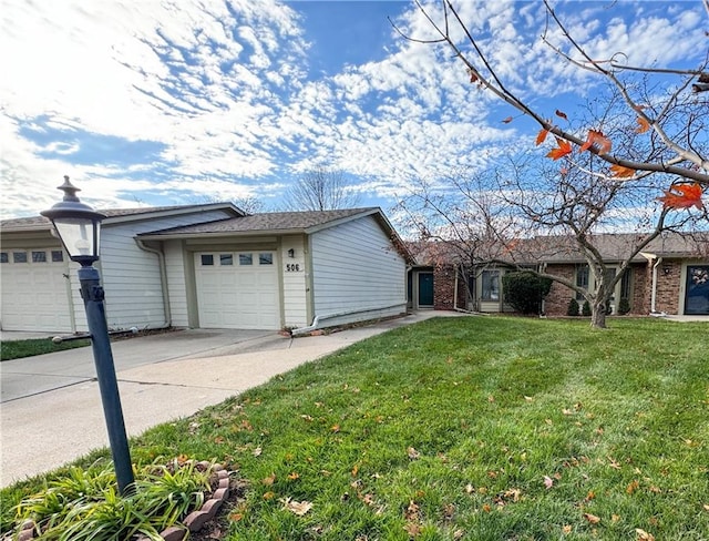 view of front of property featuring a front yard and a garage