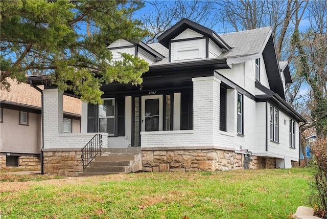 view of front of property featuring a front lawn