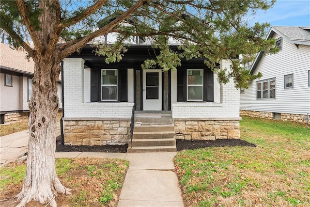 view of front of home featuring a front yard