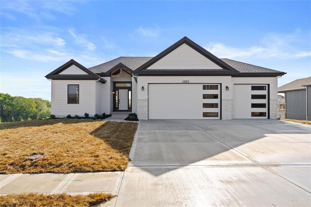 view of front facade featuring a garage