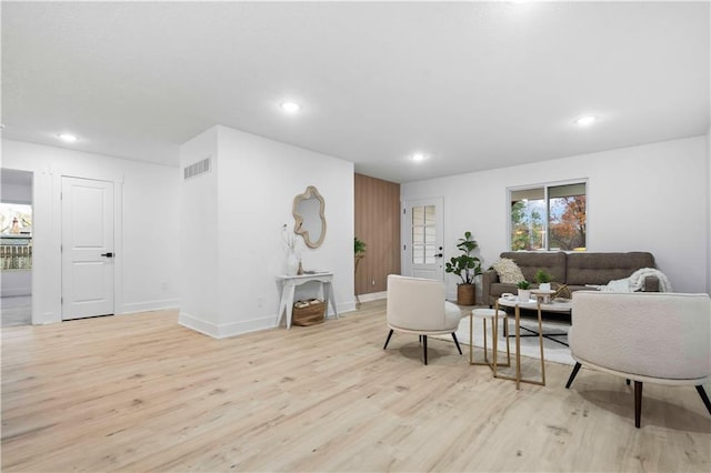 living area featuring visible vents, recessed lighting, light wood-type flooring, and baseboards