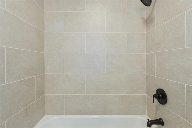 bathroom with tiled shower / bath combo