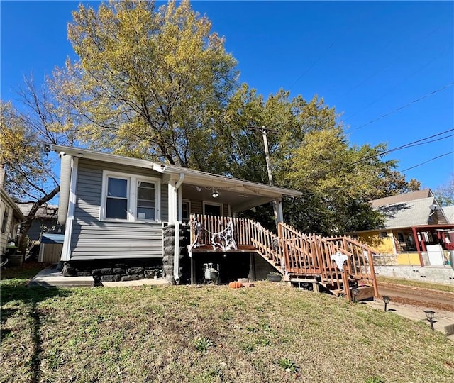 view of front of home featuring a front yard