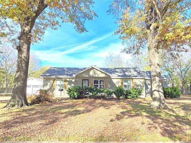 single story home featuring a front yard