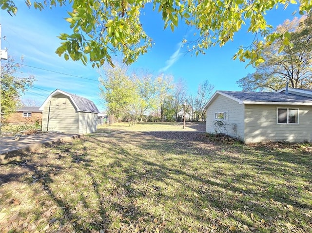 view of yard featuring a storage shed