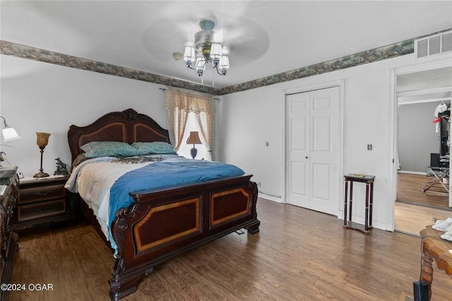 bedroom with dark wood-type flooring and ceiling fan