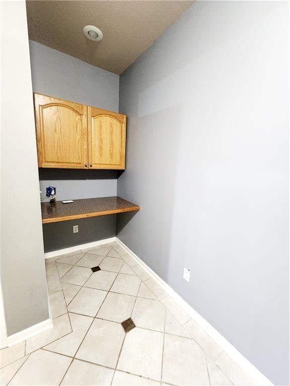 laundry area featuring light tile patterned flooring