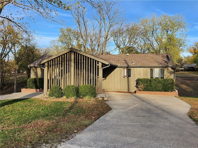 2716 N 10th St, Independence, KS 67301 - view of front facade featuring concrete driveway