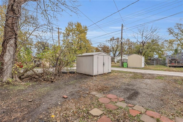 view of yard featuring a shed