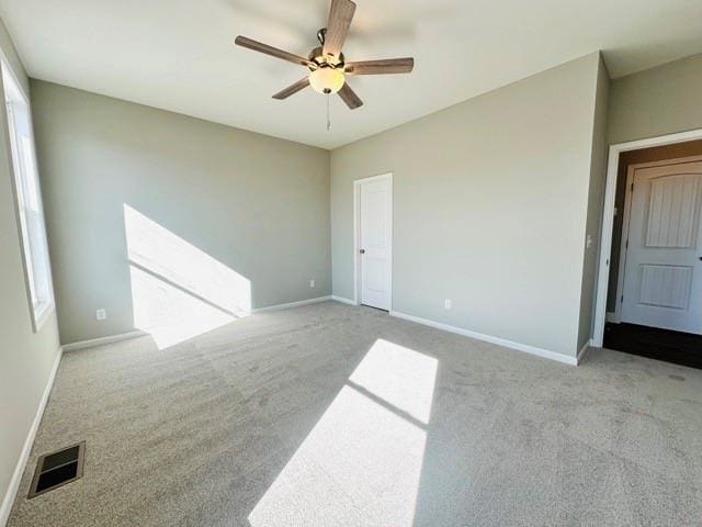 unfurnished room with light carpet and ceiling fan