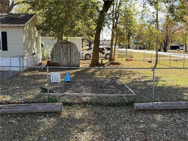 view of yard featuring a shed