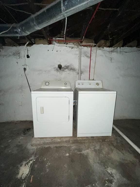 basement featuring washing machine and clothes dryer