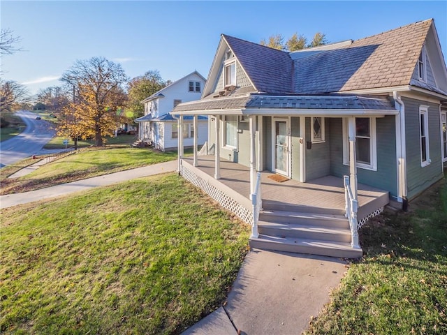 view of front of property featuring a front yard and covered porch