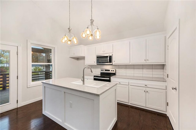 kitchen featuring sink, stainless steel appliances, an island with sink, a chandelier, and white cabinets