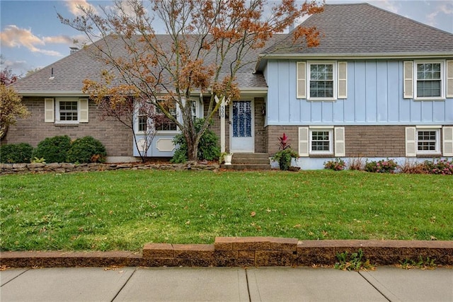 view of front of home featuring a front yard