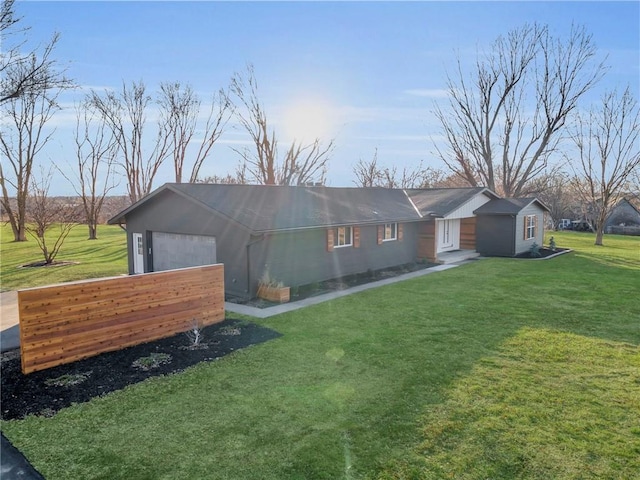 view of front of property featuring a front yard