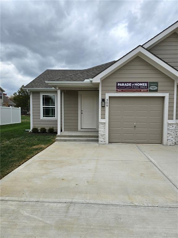 view of front of home featuring a garage and a front yard