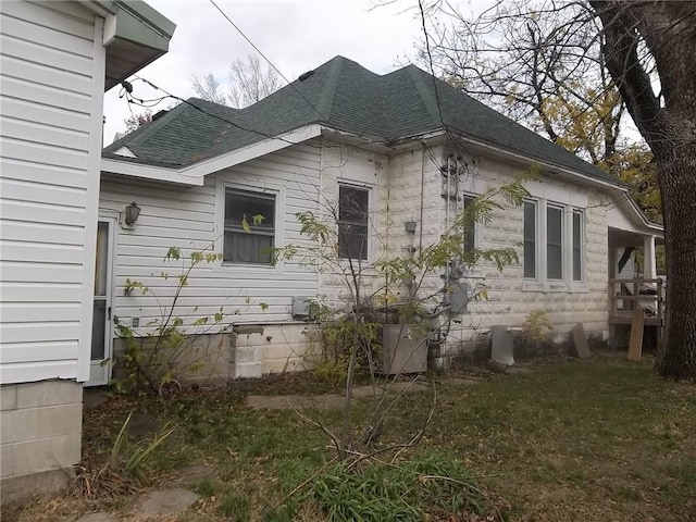 view of side of property featuring a yard