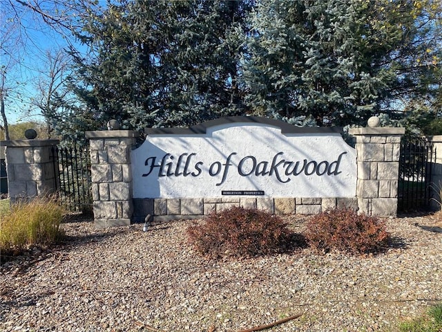1551 Oakwood Ln, Liberty, MO 64068 - view of community sign