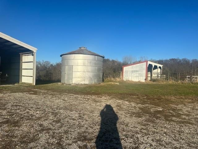 view of yard with an outbuilding