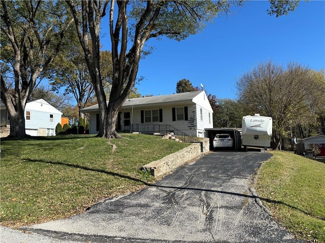 view of front of property featuring a porch, a front yard, and a carport