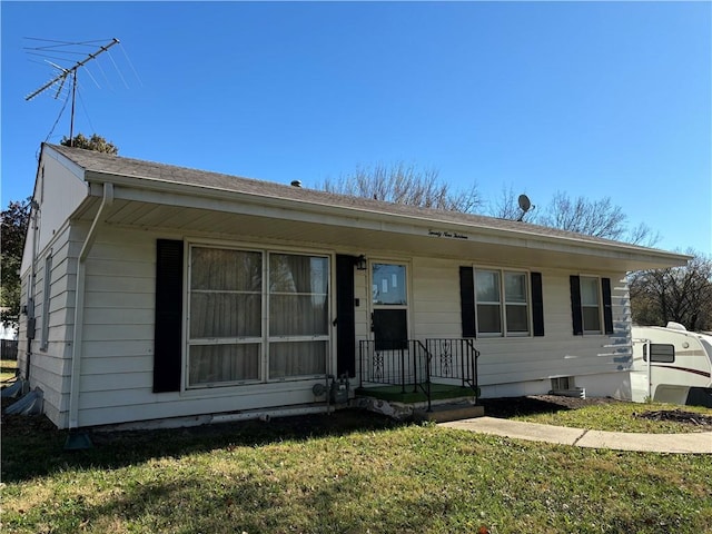 view of front of home featuring a front lawn