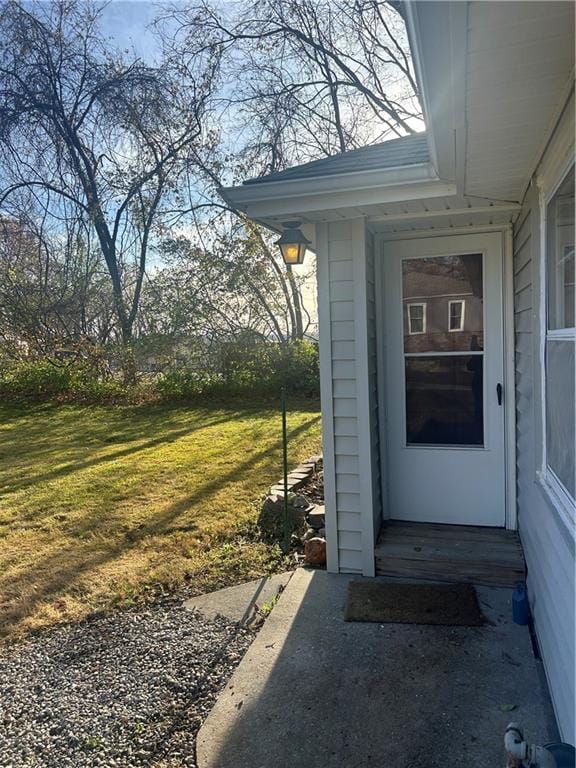 entrance to property featuring a yard