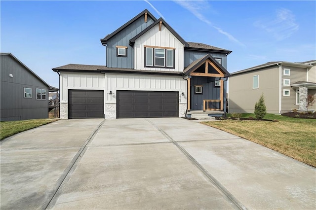 view of front of property featuring a front yard and a garage