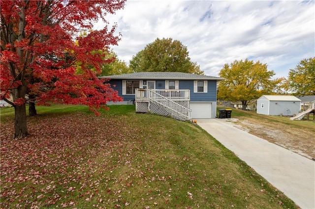 view of front of house featuring a front lawn and a garage