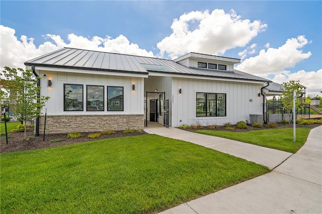 view of front of property with a front lawn