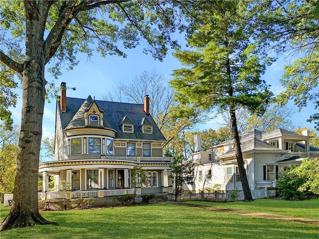 view of front of property featuring a front lawn and covered porch