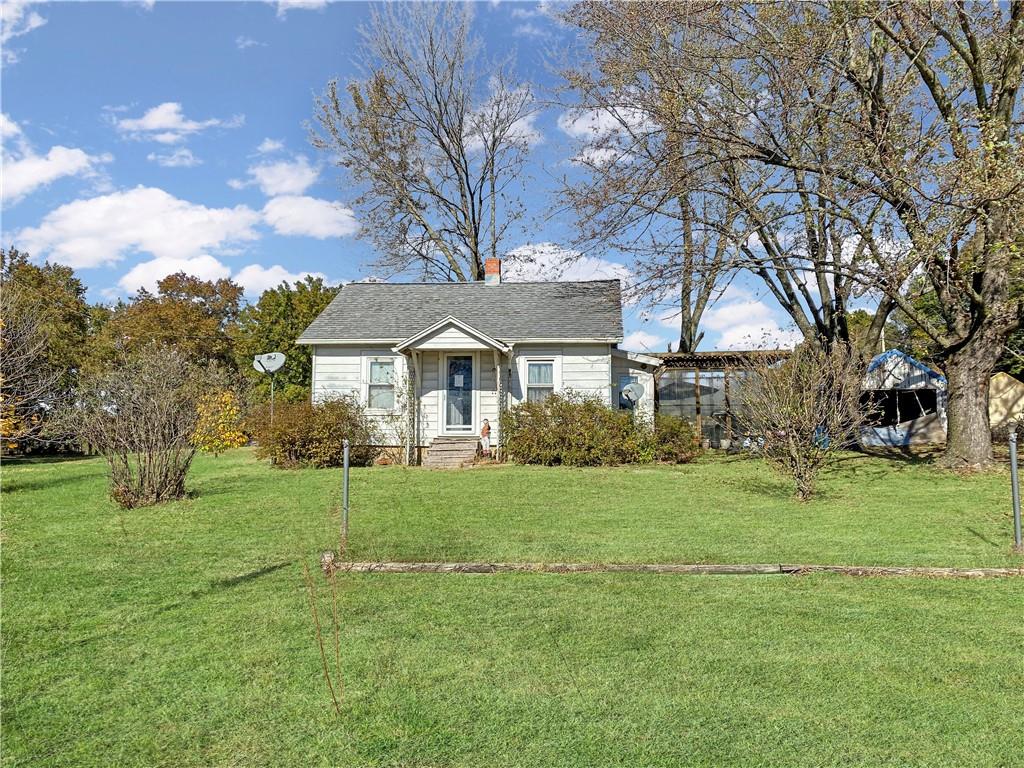 view of front of home featuring a front yard